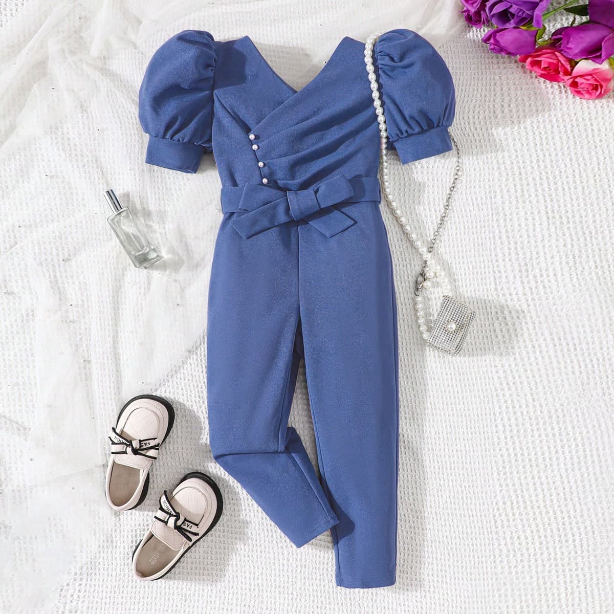 Salopette pour jeune fille tricotÃ©e en V monochrome avec des dÃ©tails en perle et des manches en jambe de mouton pour une tenue dÃ©contractÃ©e
